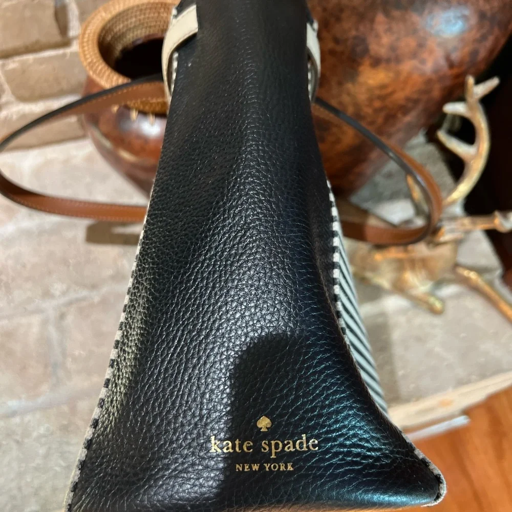 GUC~ Kate Spade Houston Street Leo shoulder bag. Good condition